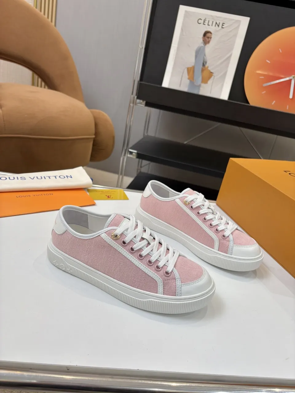 p580🐮🐮 LV couple skate shoes｜Classic jacquard, the ultimate code for a sweet outing! 👫** This pair of shoes is Louis Vuitton's love letter to fashionistas💌 - **classic presbyopic skate shoes**, the perfect choice for couples to go out on the street!  🔸 **Luxury details are a must-have**: Jacquard fabric  🔸 **So comfortable that you don’t want to take it off**: The sheepskin lining is skin-friendly and breathable, warm in autumn and winter without stuffing your feet, refreshing in spring and summer without being sticky, and you can wear it with a high-end feel in all seasons!  🔸 **Steady sense of security**: Non-slip rubber outsole, perfect grip, accompanying you through romantic streets.  **💑 Couple outfit inspiration**: ▪️ For boys, pair with leggings + baseball cap for a trendy street look!  ▪️ Girls can wear short skirts or shark pants, and the sweet and cool style is easy to choose~ **#Louis Vuitton #couple shoes #presbyopia classic** **👉 Click to collect and become the most fashionable CP in the circle of friends with him! ** Fabric: Imported cowhide/classic jacquard fabric Lining: Sheepskin lining Sole: Original rubber sole Size: Women’s size 35-42 (40/41/42 customized) Men’s size 39-45 (39.45 customized)